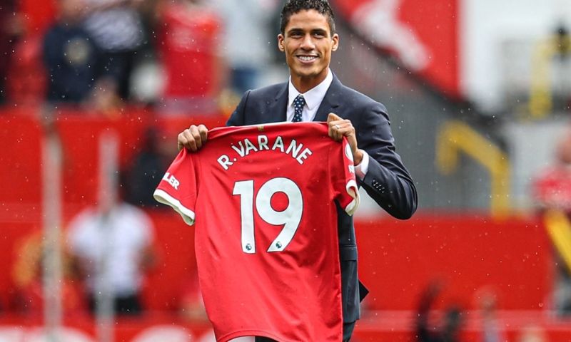 Raphael Varane mang số áo 19 tại MU